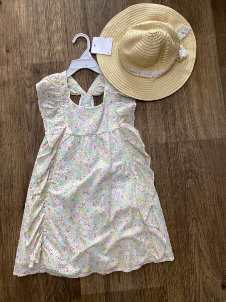 Robe d'été fleurie avec chapeau