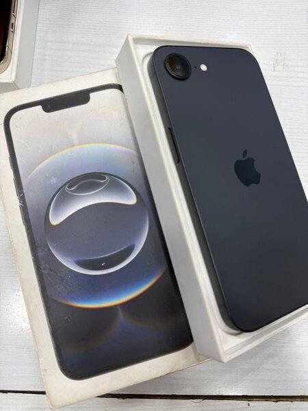 iPhone 16e CE 128go quasi neuf