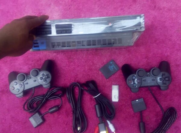 PlayStation 2 craquée avec 20 jeux et 2 manettes