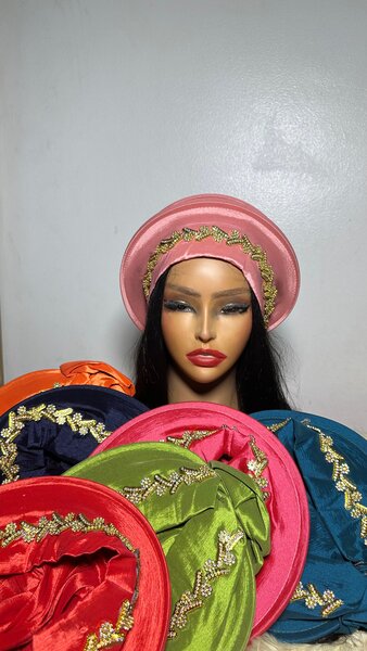 Chapeau en satin brodé élégant