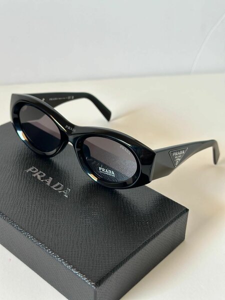 Lunettes de soleil Prada noires