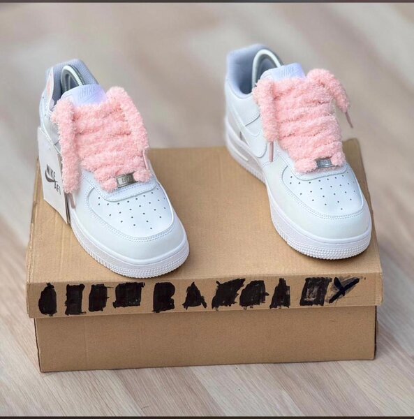 Baskets blanches à détail rose