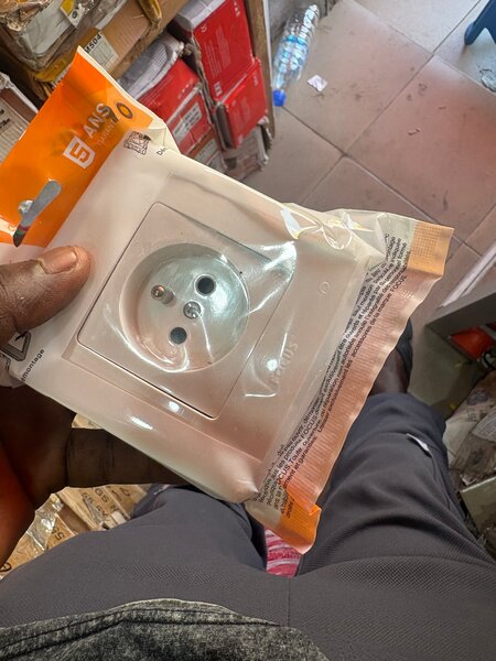 Interrupteur et Prise Murale Blanche