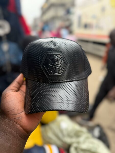 Casquette noire en similicuir