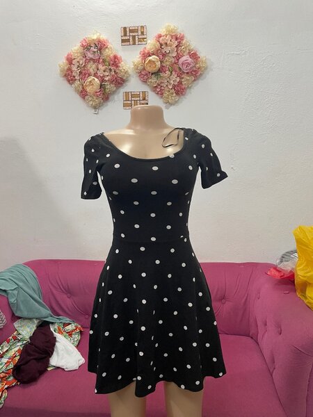 Robe noire à pois élégante