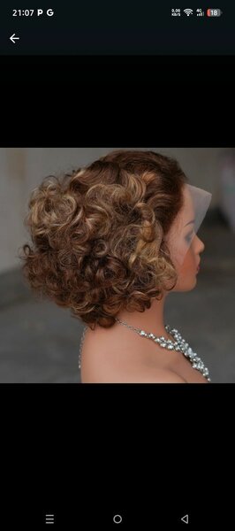 Perruque bouclée courte