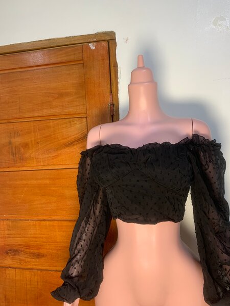 Top élégant noir en dentelle