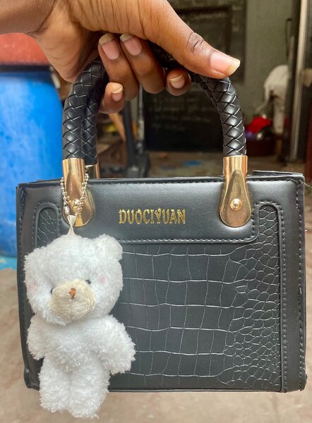 Sac à main en cuir avec ours