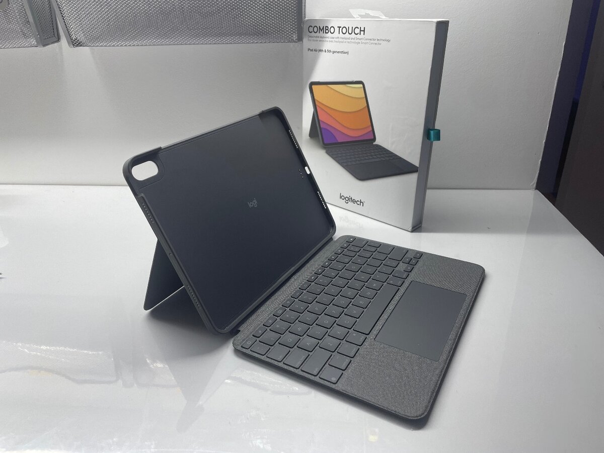 Клавиатура Logitech Combo Touch iPad Air 4th-5th & M2