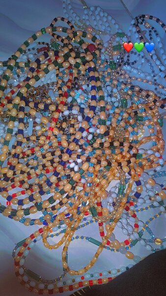 Colliers en perles colorées