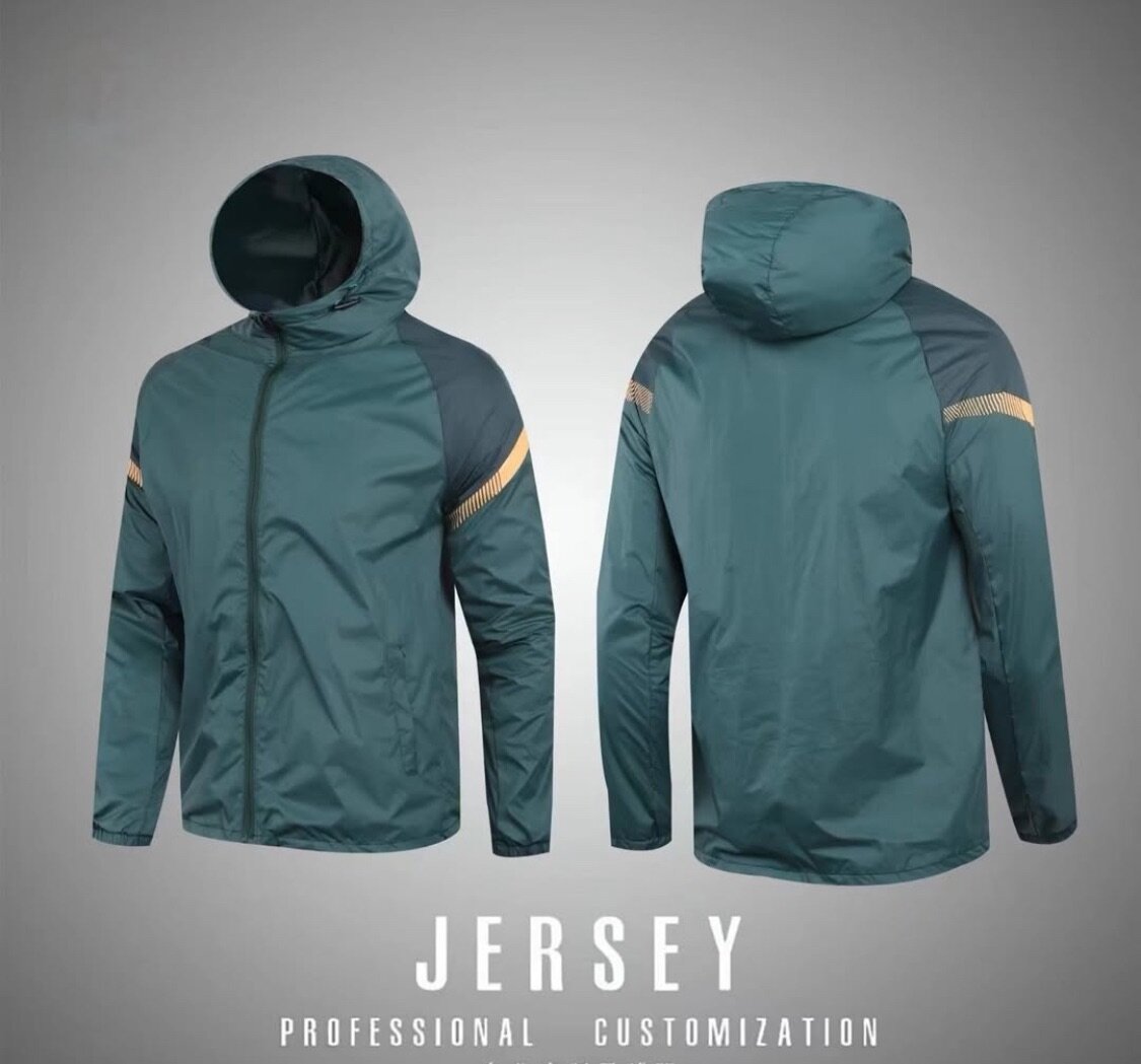 Спортивный костюм, дождевик.