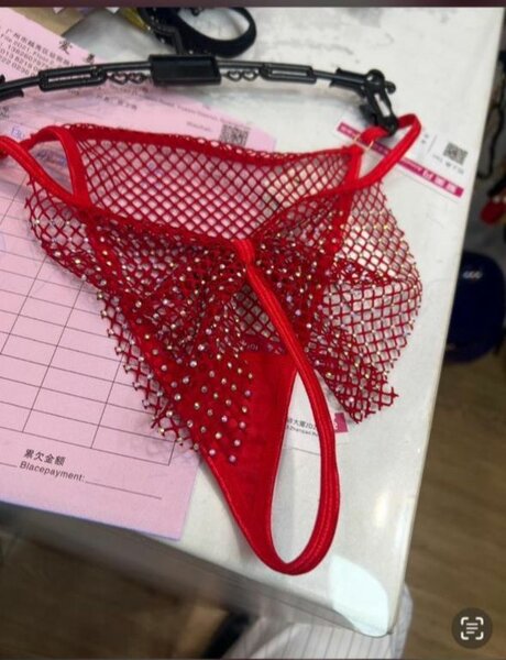 String sexy en résille scintillante