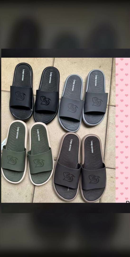 Tongs colorées pour hommes