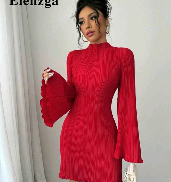 Robe rouge à manches longues