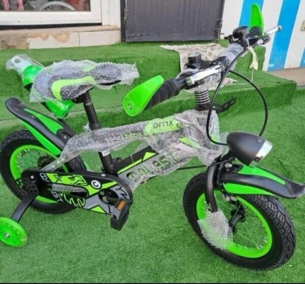 Vélo enfant avec roues stabilisatrices