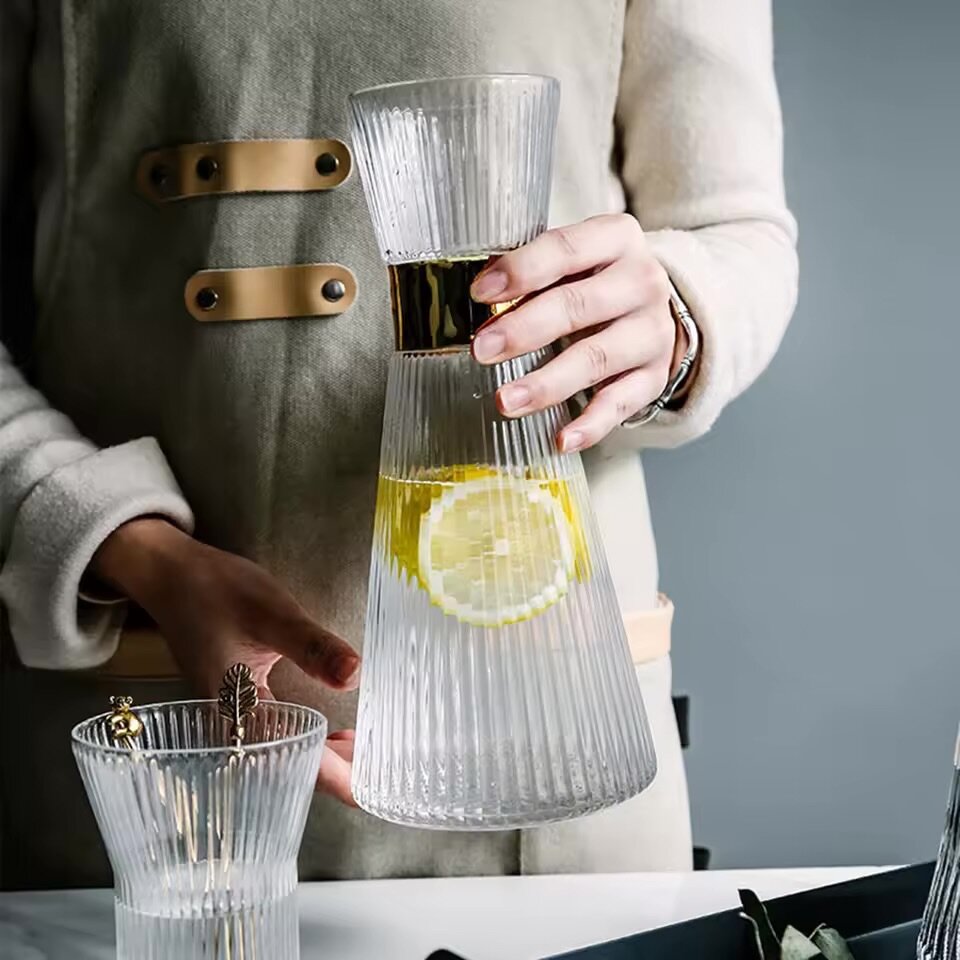 Carafe et Verres Élégants Dorés