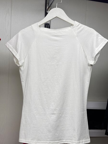 Приталенная белая футболка