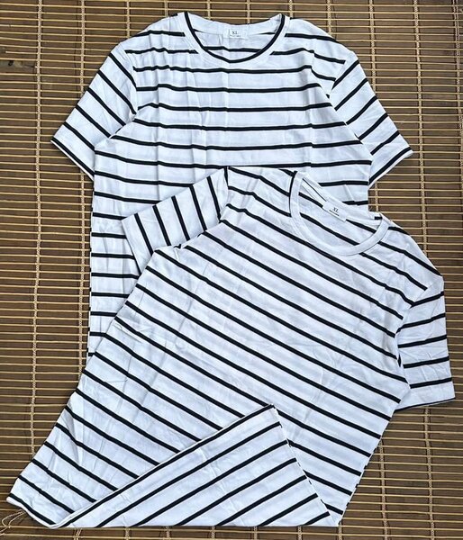 T-shirt blanc à fines rayures noires