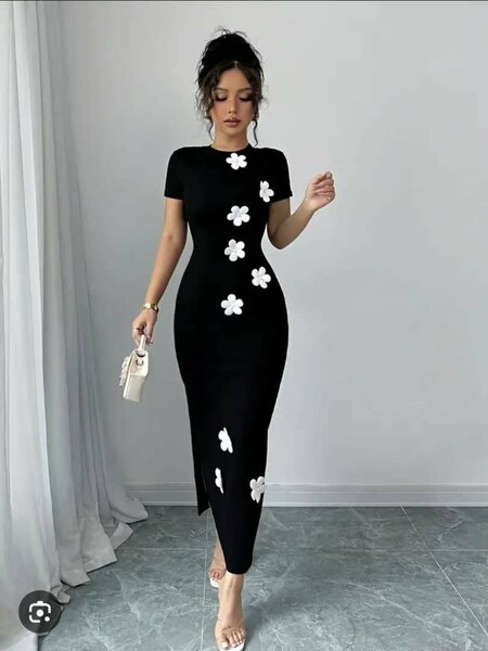Robe noire à fleurs élégante