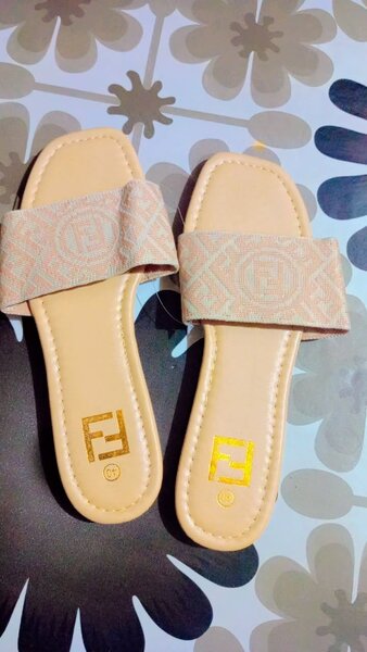 Sandales Plates É légantes