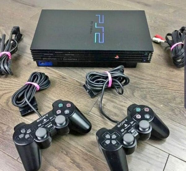 PS2 QUASI NEUF AVEC 20JEUX INSTALLÉ ET 2MANETTES