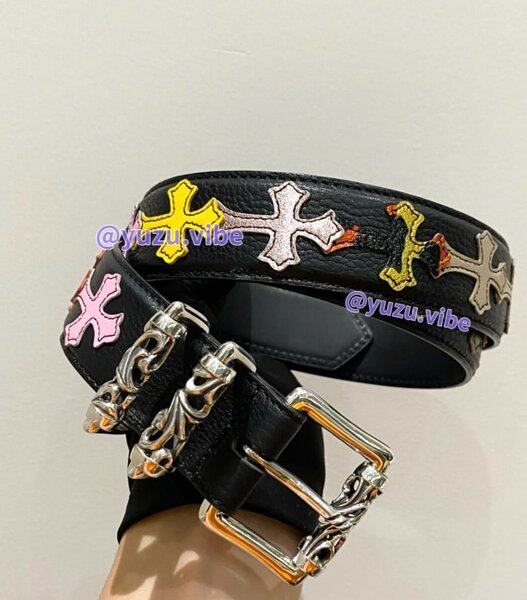 Ceinture en cuir avec croix colorées