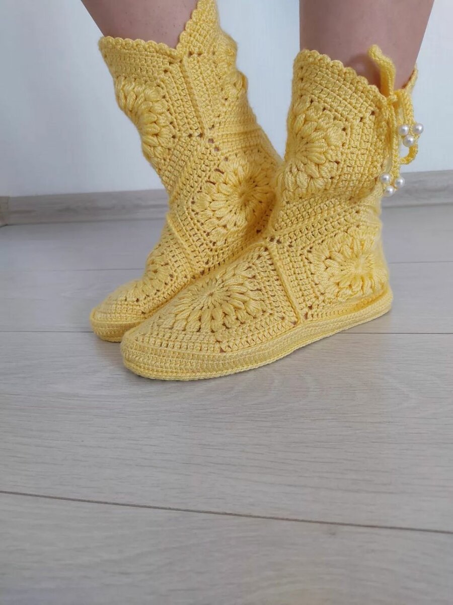 Домашние вязанные сапожки женские