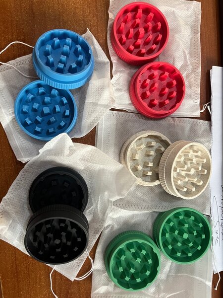 Moulins à épices colorés