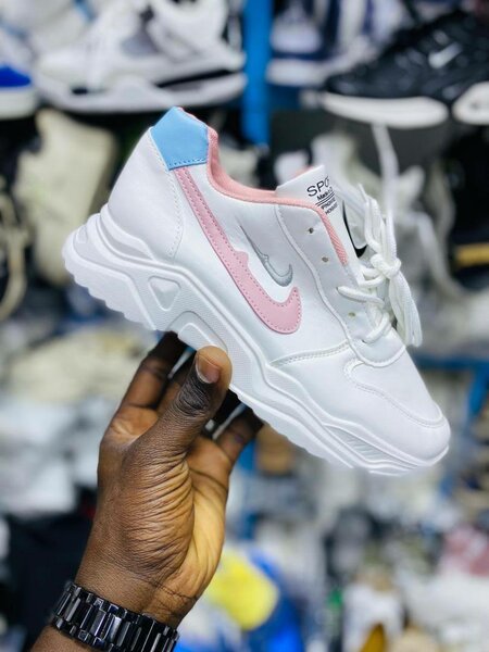 Baskets blanches style sportif