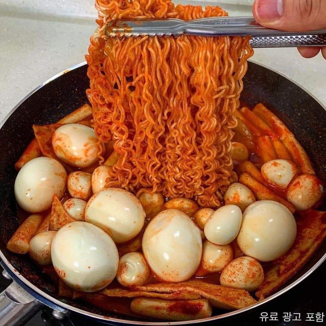 Nouille épicé,5oeufs bouillie