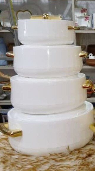 4 white pots of different sizes