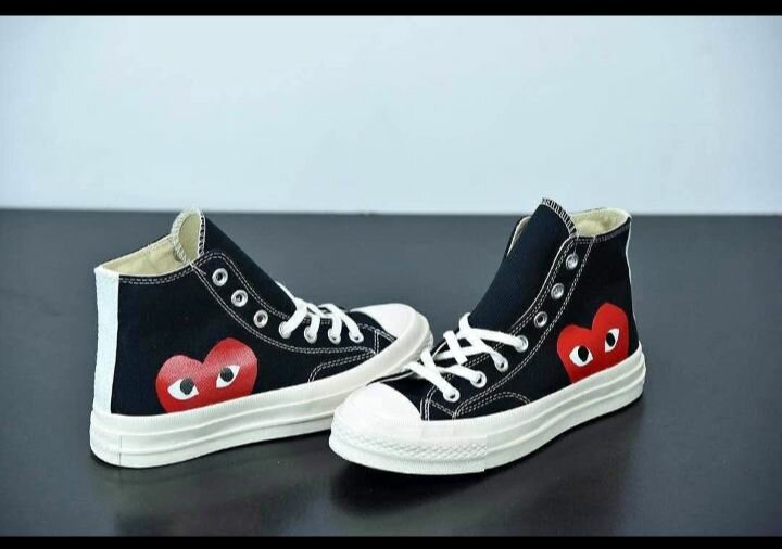 Baskets noires avec cœur rouge