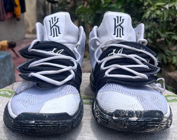 NikeKyrie 5 'Oreo'