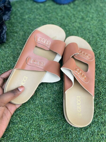 Mules plates camel Gucci