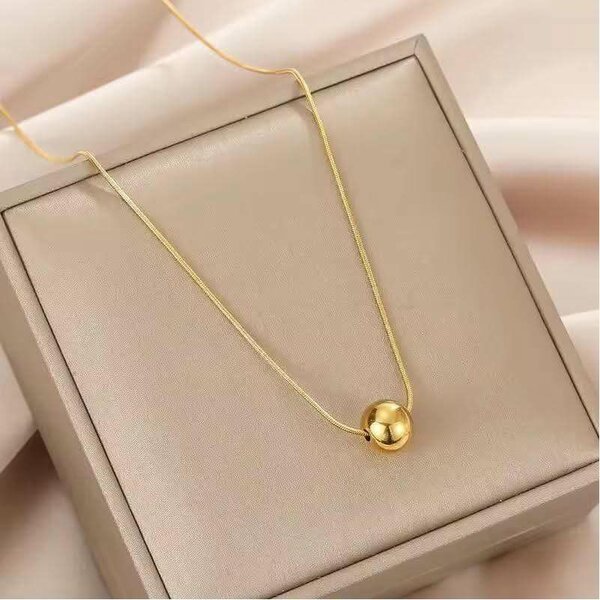 Collier élégant boule dorée