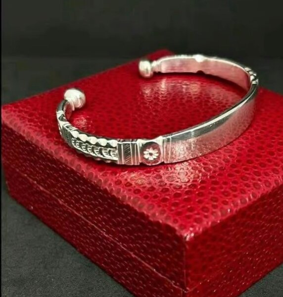 Bracelet en argent gravé