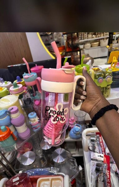 Bouteille d'eau à paille rose