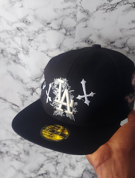 Casquette noire avec motifs