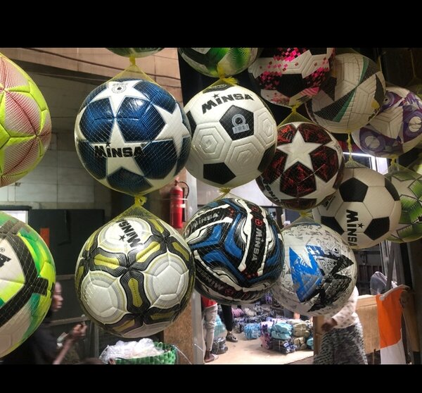 Ballons de football colorés Minsa