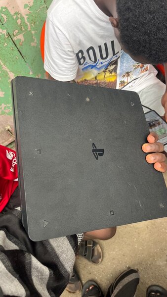 Console PS4 slim 1To