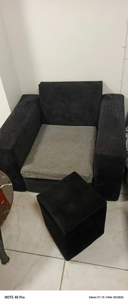Sillón moderno con reposapiés