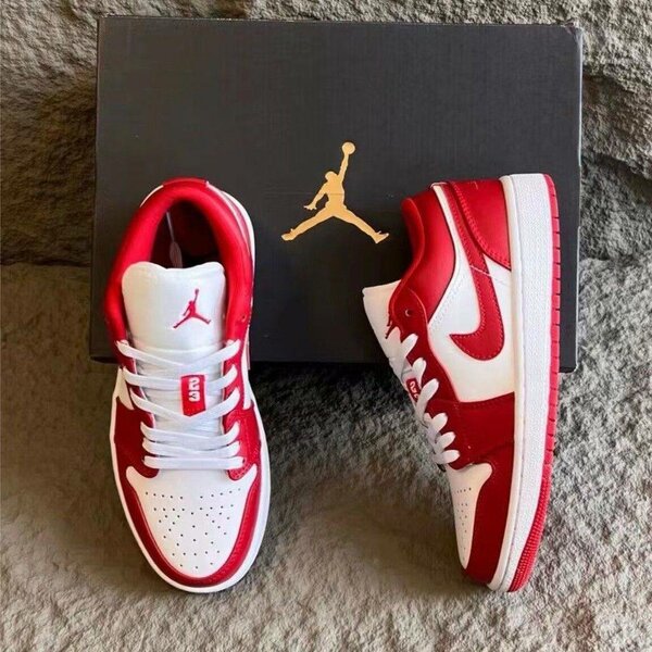 Sneakers rouges et blanches