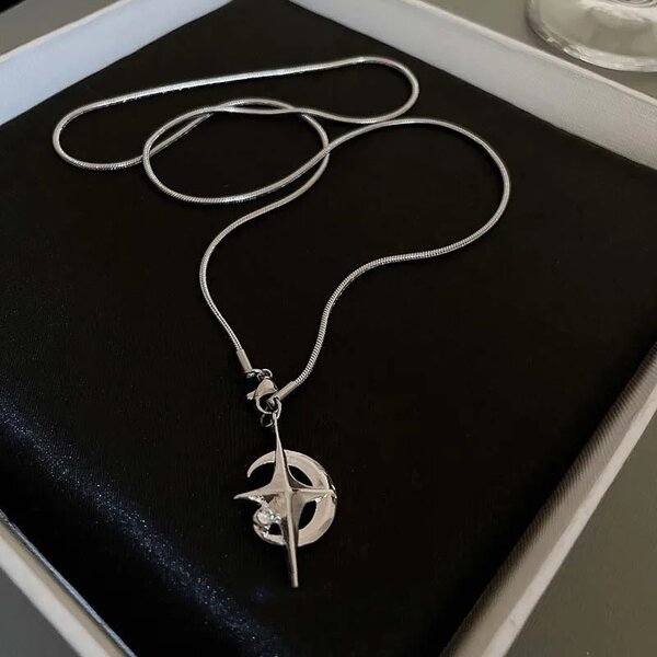 CHAÎNE EN CROISANT DE LUNE