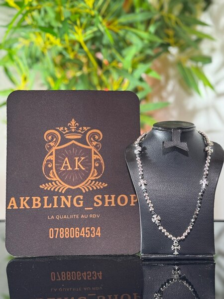 Collier élégant avec pendentif croix