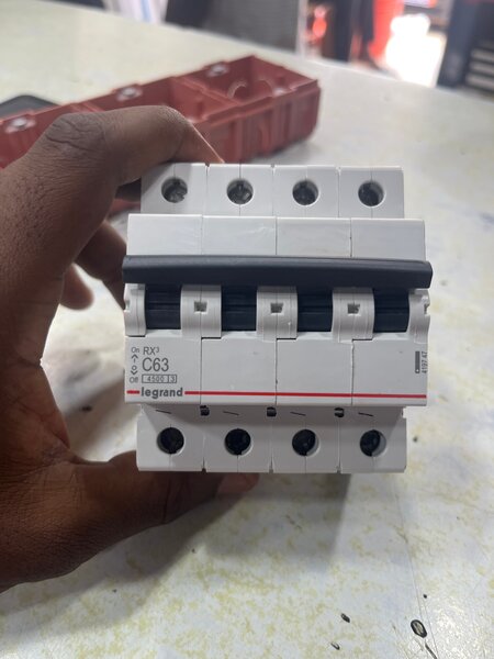 Disjoncteur 4 pôles 63A