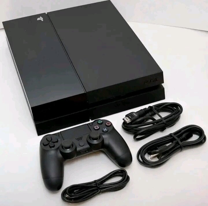 PS4 fat craqué avec 10 jeux installés et une manette