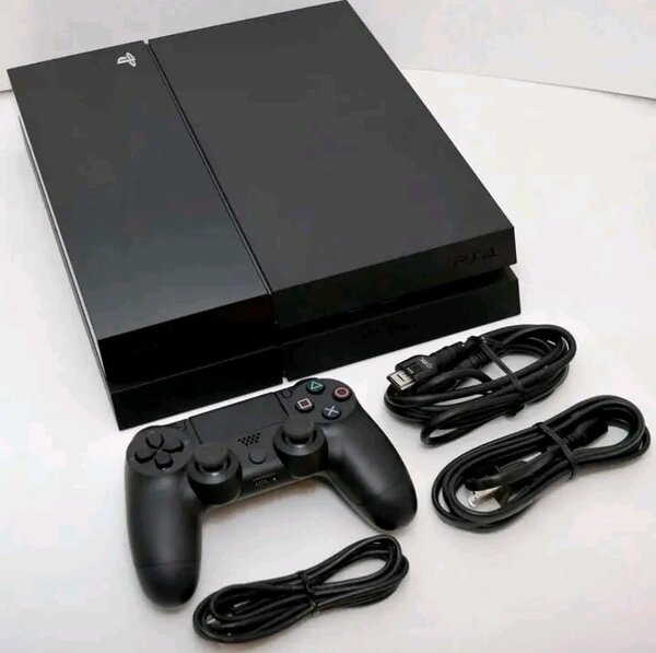 PS4 fat craqué avec 10 jeux installés et une manette