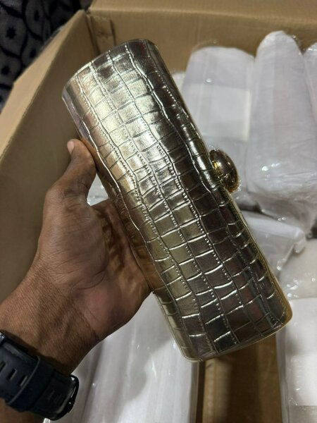 Pochette soirée dorée élégante