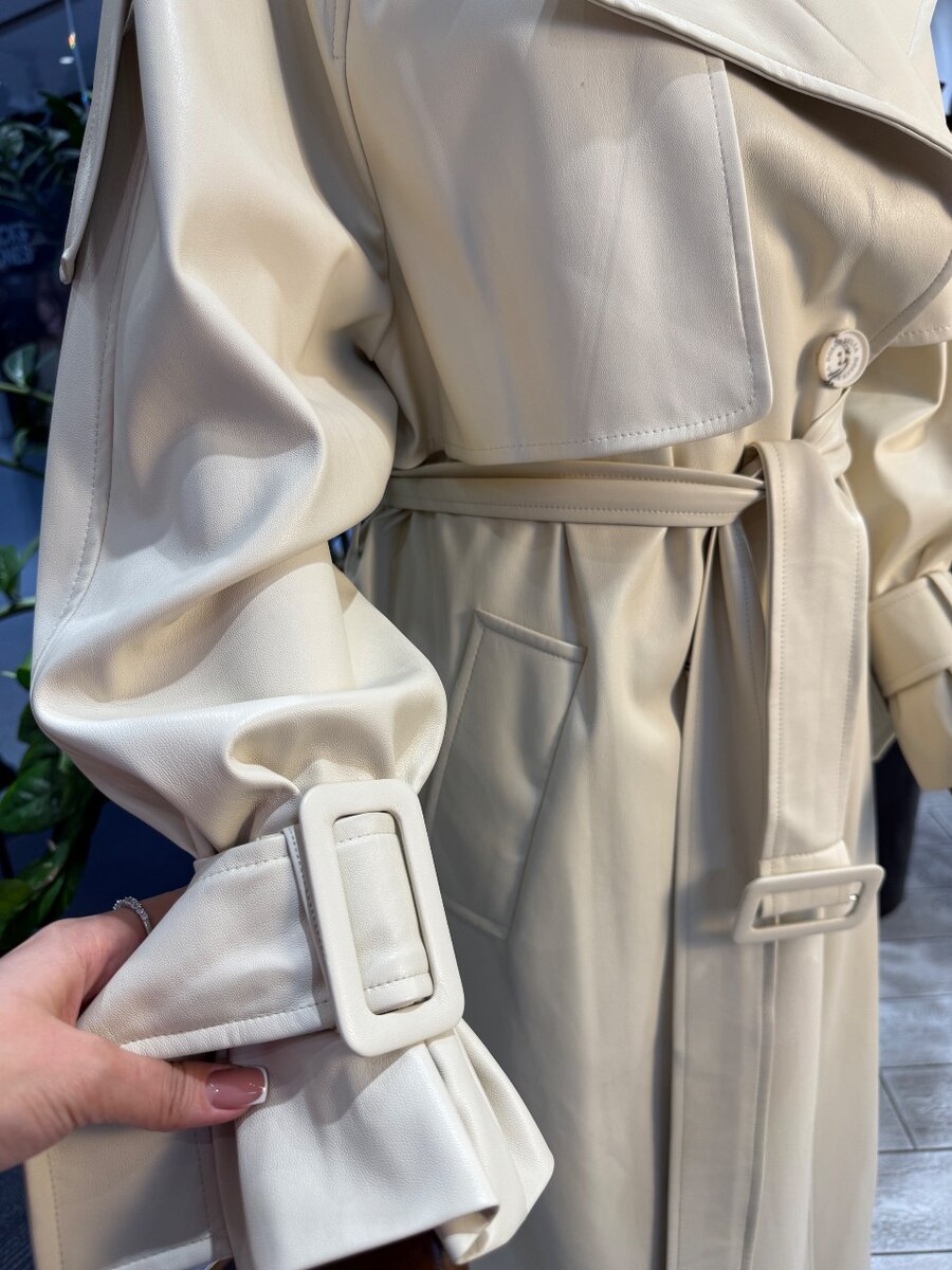 Тренч бежевого цвета из экокожи