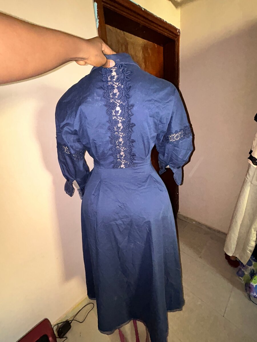 Robe bleue à dentelle élégante